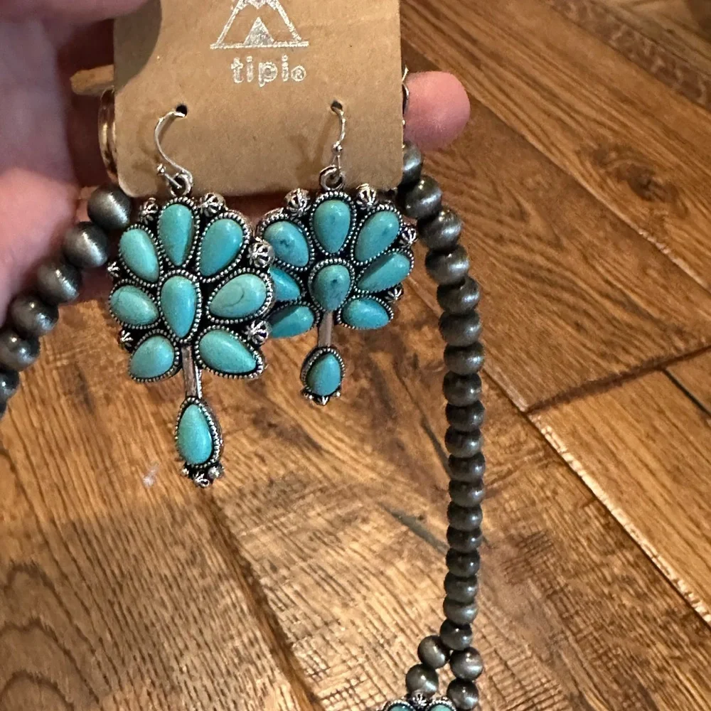 Turquoise statement necklace - Picture 5 of 5